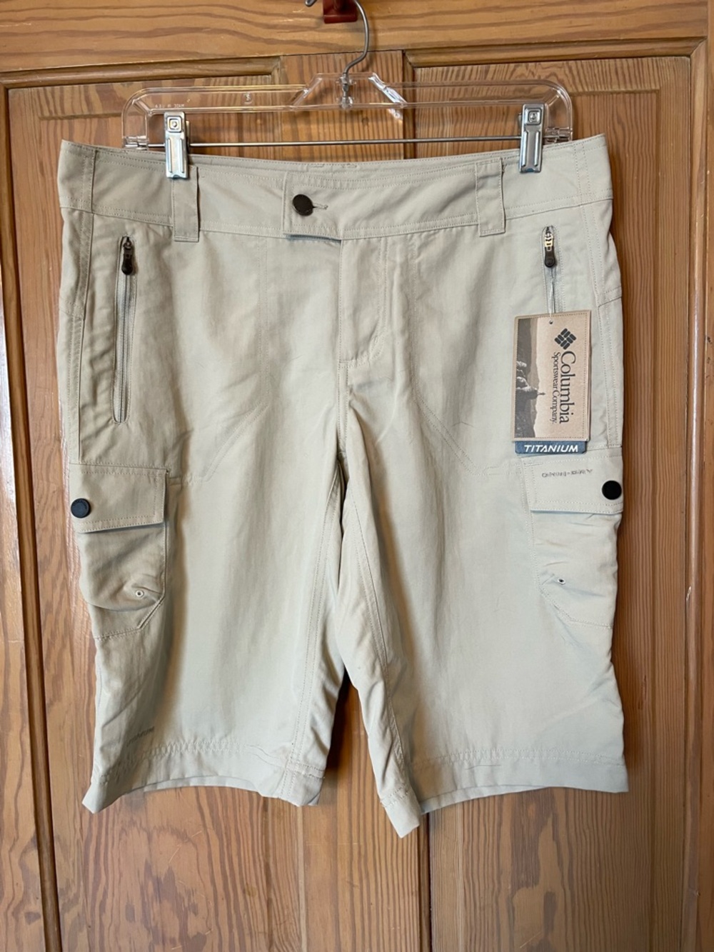 Columbia Titanium Explorer II Shorts, NWT, Khaki, Size 10